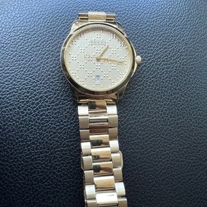 Gucci Men’s Gold Watch. Used a few times. Battery still works.